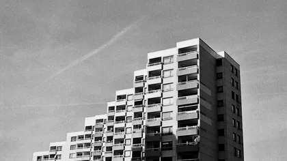 „Avem nevoie de politici comuniste pentru locuințe”