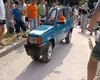 Un mecanic a transformat un Fiat vechi în cea mai subțire mașină din lume. Are doar 50 centimetri lățime. VIDEO