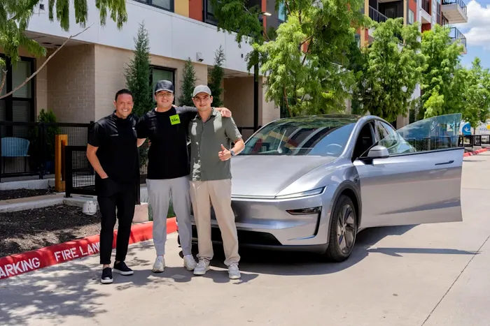 Elon Musk anunță că Tesla a făcut prima livrare complet autonomă