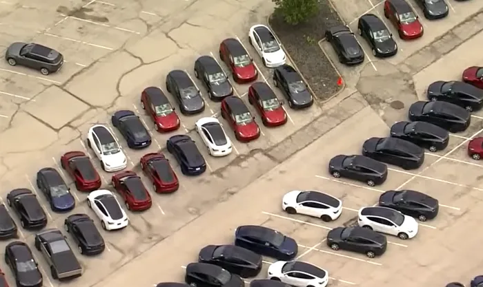 Ce face Tesla cu mașinile nevândute și cum explică stocurile în creștere (VIDEO)