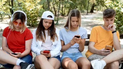 Jumătate dintre elevii români, în pericol de dependență de ecrane