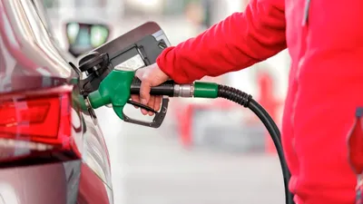 Benzina sare de 8 lei pe litru, motorina se apropie de 8,5 lei. Val de scumpiri în benzinăriile din România pe 4 martie