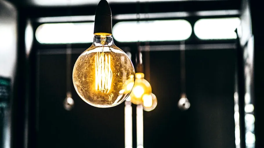 Tarifele dinamice la energie devin realitate. Când vei plăti mai puțin la curentul electric