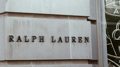 În ciuda declinului pieței de lux, Ralph Lauren surprinde cu rezultate solide în primul trimestru, prognoze actualizate în creștere