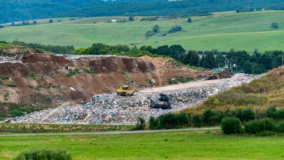 Lovitură dură de la Bruxelles: România, trimisă în fața CJUE pentru gropile de gunoi ilegale. Termenul-limită a expirat în urmă cu aproape un deceniu