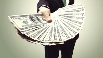 Trei metode inteligente să eviți pierderile din curs valutar și comisioane în vacanțele din străinătate