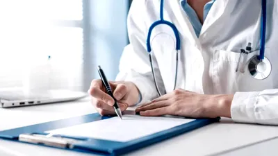 Te poate da afară angajatorul când ești bolnav? Adevărul legal pe care mulți români nu-l știu