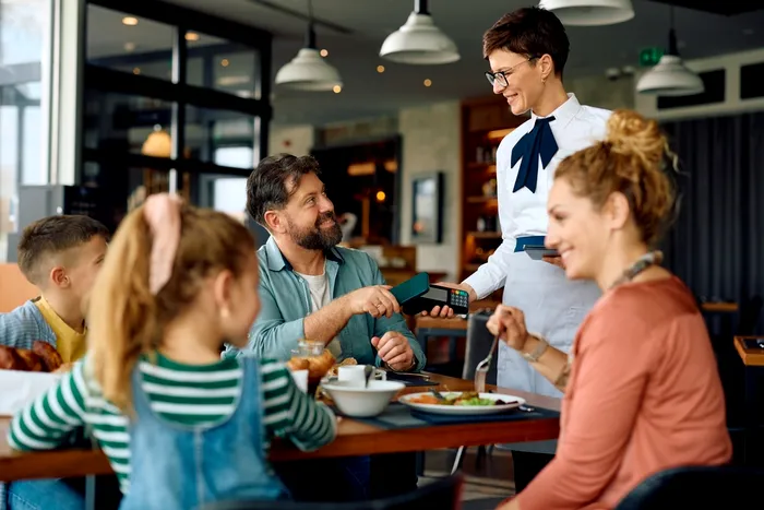 Cât cheltuie românii la restaurant comparativ cu vecinii lor