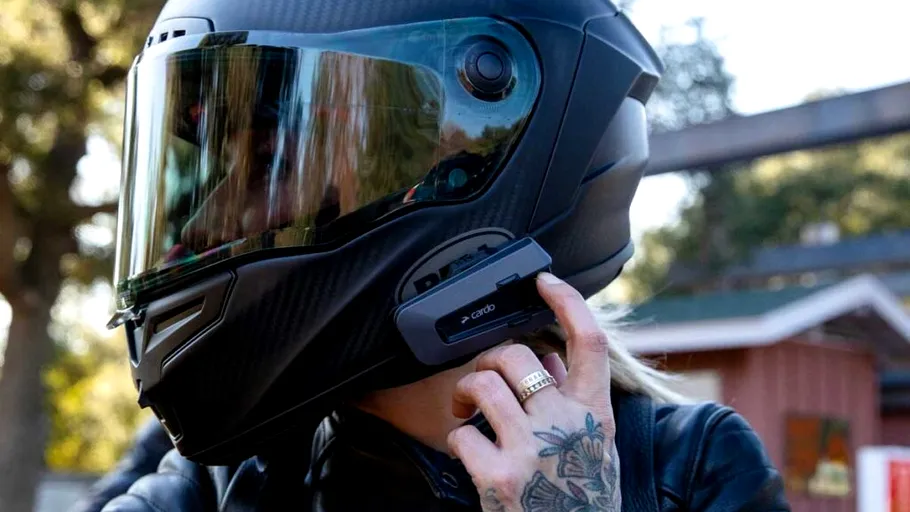 Cardo lansează prima sa cască inteligentă cu tehnologie integrată