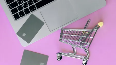 Tinerii români cred că „nu pot fi păcăliți online”, dar studiile arată contrariul. Cine cade cel mai des în plasa țeparilor digitali