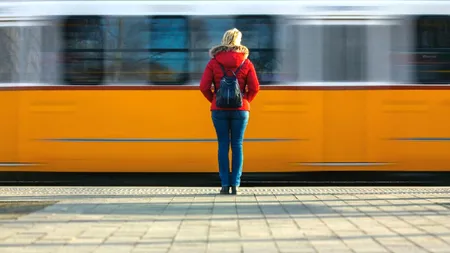Sunt orașele obligate să ne protejeze sănătatea mintală și starea de bine? Au apărut magazinele-sufragerie, care alină singurătatea