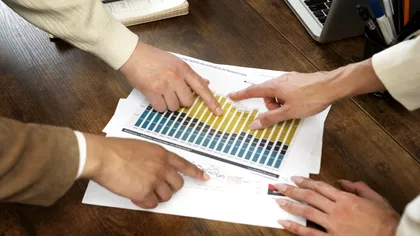 Fitch urcă ratingul Băncii de Dezvoltare din Bulgaria, în timp ce România rămâne în derivă financiară. Ce fac vecinii de la sud mai bine?