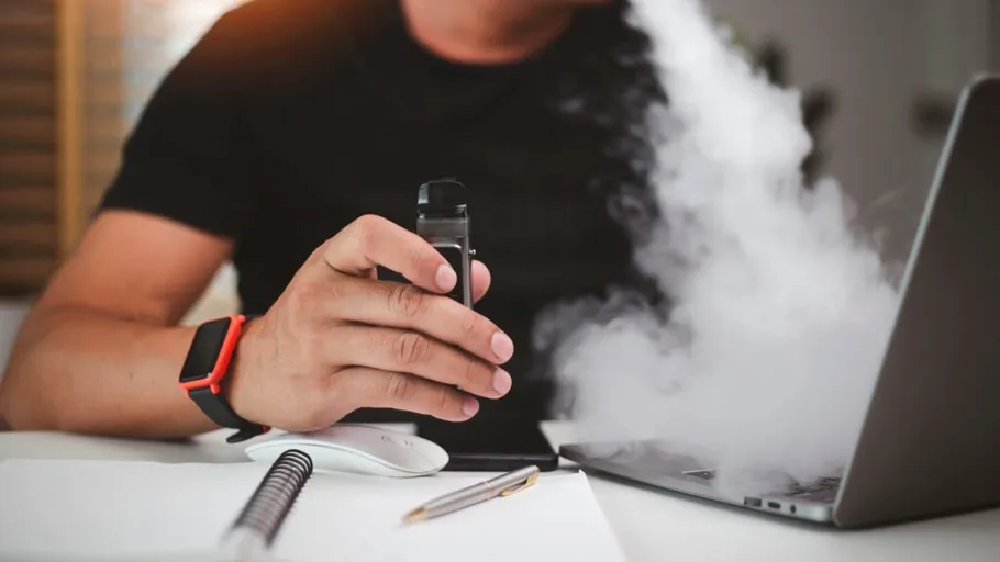 Vapingul, în criză. Cum pierd gigantii tutunului miliarde pe măsură ce piața de e-țigarete se prăbușește