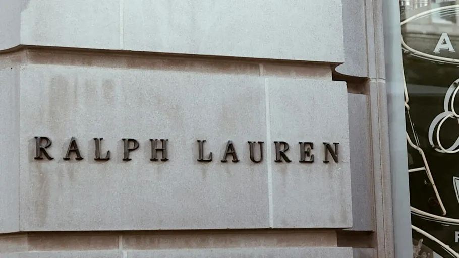 În ciuda declinului pieței de lux, Ralph Lauren surprinde cu rezultate solide în primul trimestru, prognoze actualizate în creștere