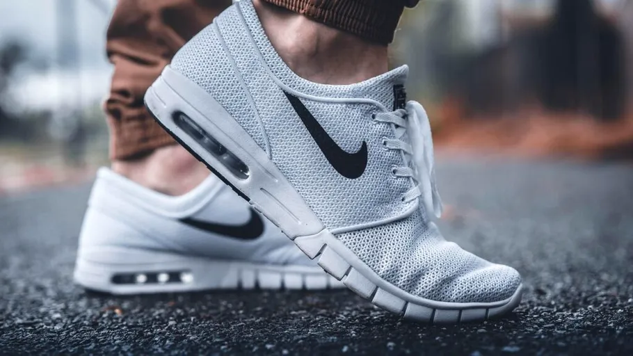 Nike mută producția din China din cauza tarifelor lui Trump, care pot costa compania aproape 1 miliard de dolari