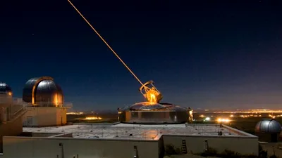 China dezvoltă un sistem laser cu inteligență artificială pentru a elimina deșeurile spațiale direct de pe Pământ