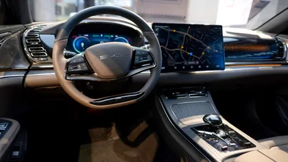 Tactica vânzării de mașini „second-hand” cu kilometraj zero a pus pe jar autoritățile din China. Giganți ca BYD și Dongfeng Motor, chemați la Ministerul Comerțului