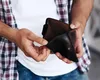 Două treimi dintre români au dificultăți financiare. Patru milioane sunt „invizibili” pentru sistemul public