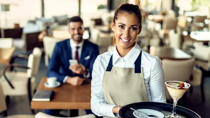 Topul joburilor sezoniere în România și ce salarii primesc angajații: retailul, construcțiile și turismul domină piața muncii de vară