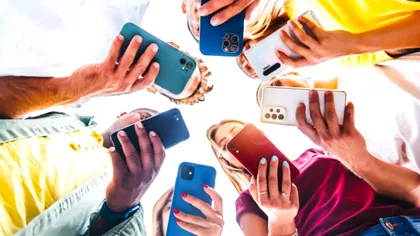 Generația Z intră într-o perioadă de app-stinență. A început era telefoanelor „proaste” și a diminețior fără mail și rețele