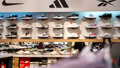 Precedentul Nike. Gigantul american, acuzat în instanță de consumatori că nu returnează taxele vamale 
