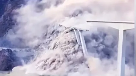 Un pod gigant s-a prăbușit la câteva luni de la inaugurare. 1,3 milioane de dolari transformați instant în ruine