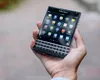 Fenomenul „low-tech”: De ce Gen Z visează la BlackBerry, viniluri și la camere Polaroid