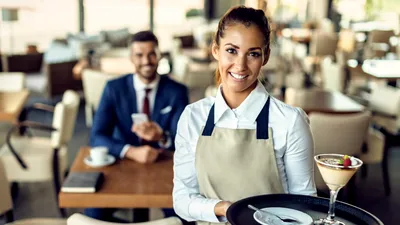 Topul joburilor sezoniere în România și ce salarii primesc angajații: retailul, construcțiile și turismul domină piața muncii de vară