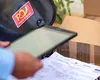 Poștașul nu livrează doar plicuri, ci și numerar digitalizat. Noul serviciu lansat de Poșta Română simplifică viața românilor, cu un simplu card