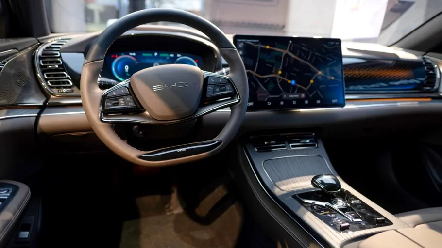 Tactica vânzării de mașini „second-hand” cu kilometraj zero a pus pe jar autoritățile din China. Giganți ca BYD și Dongfeng Motor, chemați la Ministerul Comerțului
