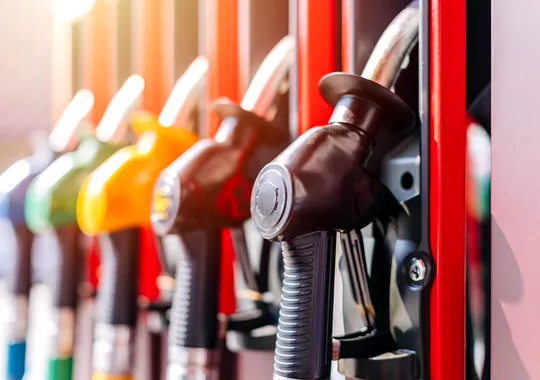 Guvernul adoptă OUG pentru plafonarea prețurilor la carburanți, în plin scandal politic