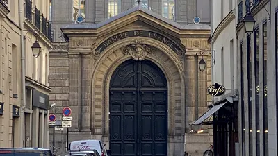 Plecarea anticipată a guvernatorului Băncii Franței aprinde scena politică: adversarii lui Macron vorbesc despre o manevră strategică