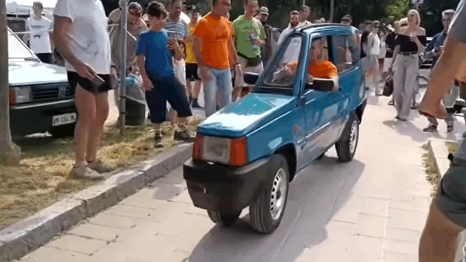 Un mecanic a transformat un Fiat vechi în cea mai subțire mașină din lume. Are doar 50 centimetri lățime. VIDEO