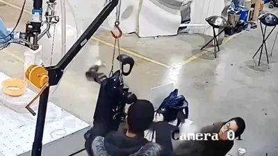 Un robot umanoid a scăpat de sub control și i-a lovit pe inginerii din jurul său. VIDEO
