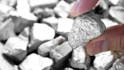 Prețul platinei explodează pe piață, în timp ce cel al paladiului rămâne în urmă. Ce spun analiștii despre viitorul metalelor prețioase