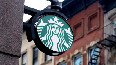 Starbucks lovește dur: mii de angajați concediați