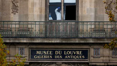 Doi suspecți au fost arestați în cazul jafului de bijuterii de la Muzeul Luvru din Paris