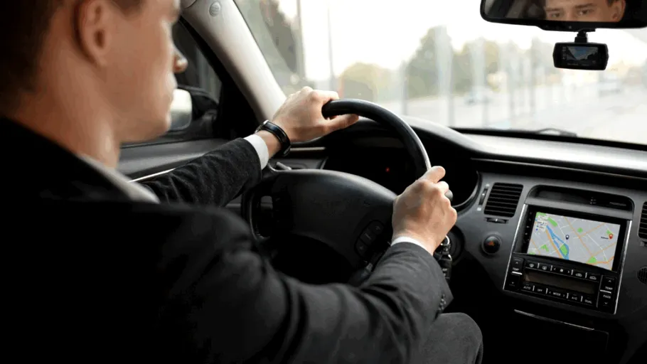 Șoferii Uber câștigă mult mai puțin după schimbările algoritmului secret. Ce ascunde „prețul dinamic”?