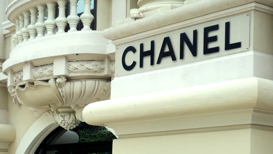 Consumatorii de lux au ajuns la limita puterilor. Marile branduri, ca Chanel sau Louis Vuitton, nevoite să renunțe la scumpiri