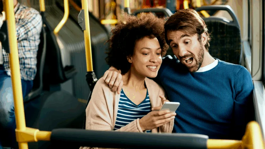 Marea Britanie, pe cale să interzică muzica și TikTok-urile la volum ridicat în autobuze. Amenzile, aplicate pe loc