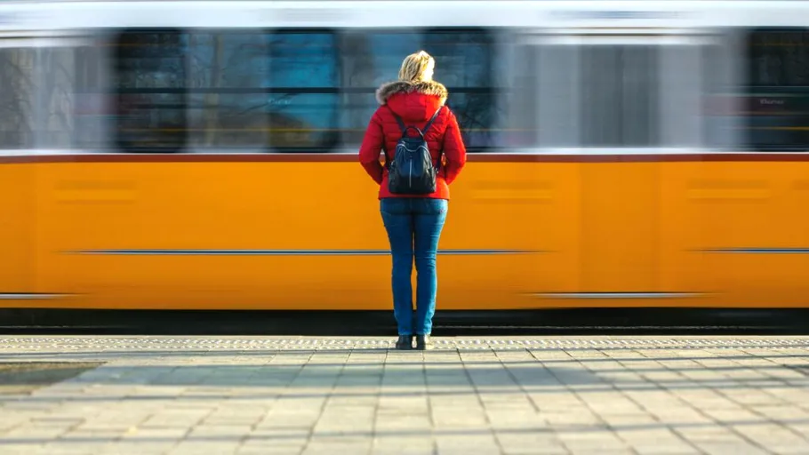 Sunt orașele obligate să ne protejeze sănătatea mintală și starea de bine? Au apărut magazinele-sufragerie, care alină singurătatea