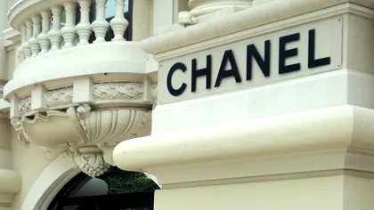 Consumatorii de lux au ajuns la limita puterilor. Marile branduri, ca Chanel sau Louis Vuitton, nevoite să renunțe la scumpiri