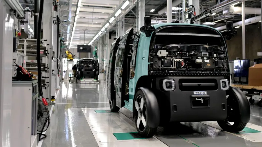 Zoox, filială Amazon, a inaugurat prima fabrică de robotaxiuri. Modelul autonom nu are volan