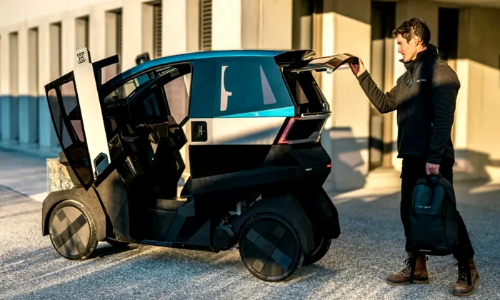 Cum arată microcarul electric care îmbină stabilitatea unei mașini cu agilitatea unei motociclete (VIDEO)