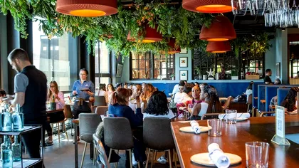 Românii merg de patru ori mai rar la restaurant și comandă minimul posibil. Meniul zilei devine „salvarea” ieșirilor în oraș