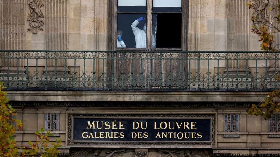 Doi suspecți au fost arestați în cazul jafului de bijuterii de la Muzeul Luvru din Paris