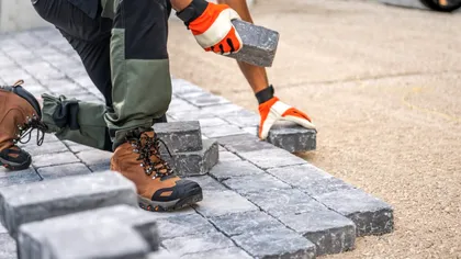 Românii din diaspora vs. străinii din România. Care sunt sumele de bani trimise peste graniță