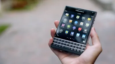 Fenomenul „low-tech”: De ce Gen Z visează la BlackBerry, viniluri și la camere Polaroid