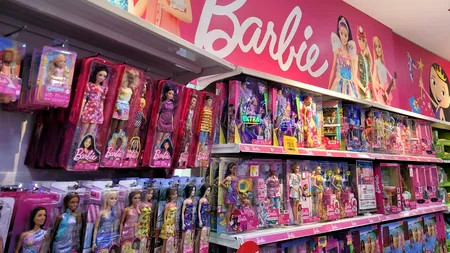 Păpușa Barbie devine inteligentă. OpenAI va integra GenAI în celebra jucărie, care va putea susține conversații cu cei mici