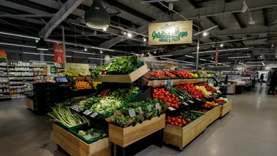 Mega Image investește 3,3 mil. € în programul „Gusturi românești” și vine cu un record de 3.000 tone de roșii la raft